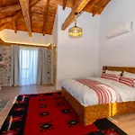 Bujtina Hotel *