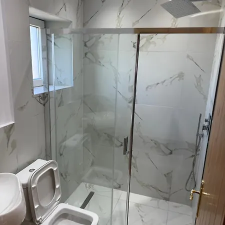Bujtina Hotell *